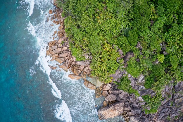 Zdjęcie pole widzenia drona fal uderzających w klify wzdłuż wybrzeża praslin seychelles