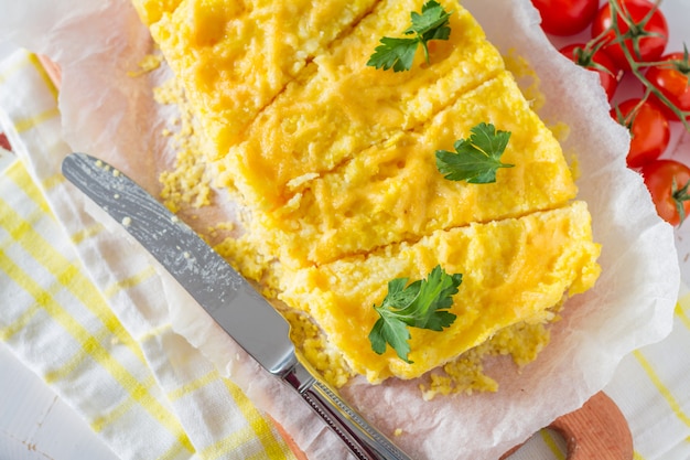 Polenta Podawana Na Desce Z Pomidorkami Cherry