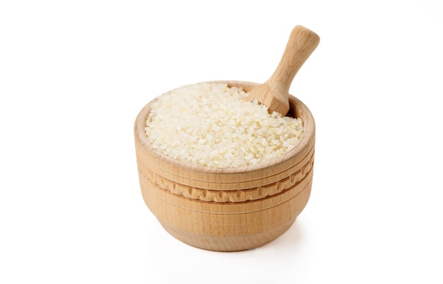 Polerowany okrągły ryż w miskach i torebkach na białym tle Wysokiej jakości zdjęcie
