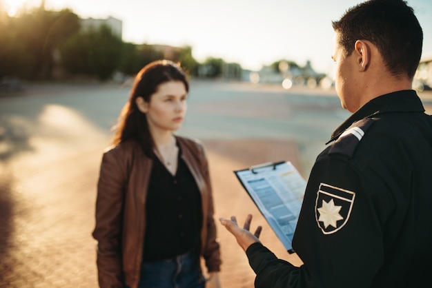 Policjanci Czytają Prawo Kobiecie Kierowcy