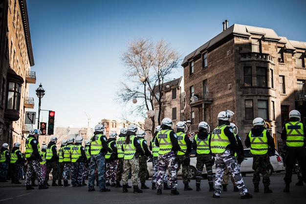 Policjanci Ustawiają Się W Kolejce Do Kontrolowania Protestujących
