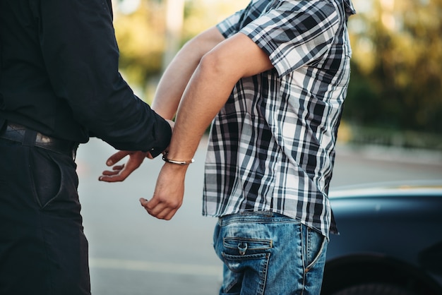 Policjant aresztuje złodzieja samochodów na drodze