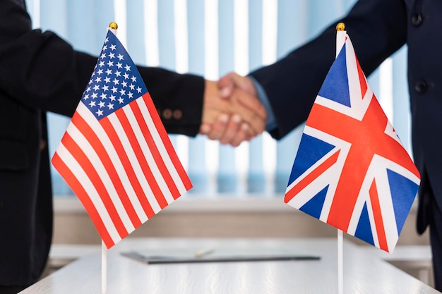 Polityczne Flagi Wielkiej Brytanii I Stanów Zjednoczonych Ameryki Na Stole Koncepcja Współpracy Negocjacyjnej I Współpracy Krajów Umowa Między Rządami