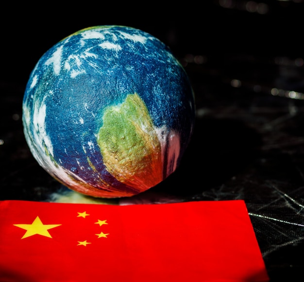 Polityka Chin Ukierunkowana Na Eksplorację Kosmosu. Flaga Chin Na Tle Układu Ziemi