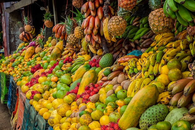Półka z wieloma owocami koncepcja straganu ze świeżymi owocami i sprzedażą zdrowej żywności różnych owoców