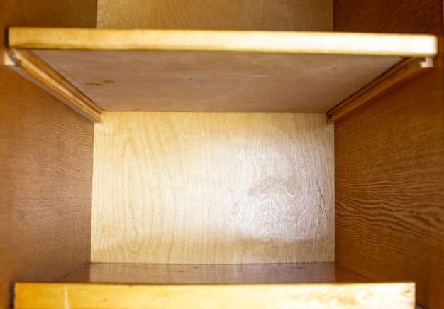 Półki starej drewnianej szafki Drewniana szafka z pustymi półkami Drewniana szafka w środku