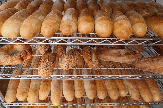 Półki z wyśmienicie świeżym chlebem w piekarni
