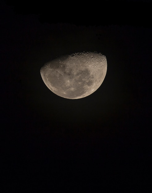 Półksiężyc księżyc gdy patrzejący niebo Tajlandia