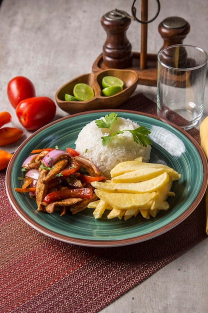 Pollo lomo saltado plato tradicional gastronoma comida peruana mise en place