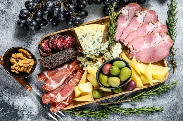 Półmisek antipasto z szynką, szynką parmeńską, salami, serem pleśniowym, mozzarellą i oliwkami.