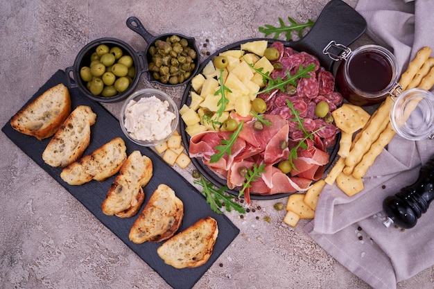 Półmisek mięsny włoski antipasto szynka prosciutto bresaola salami i parmezan