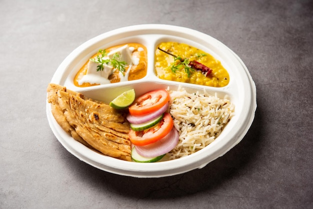 Półmisek z paczką z północnoindyjskich mini posiłków lub combo thali z masłem paneer masala roti dal i ryżem?
