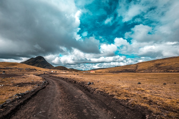 Polną drogą na 54 km ścieżce trekkingowej Landmannalaugar, Islandia