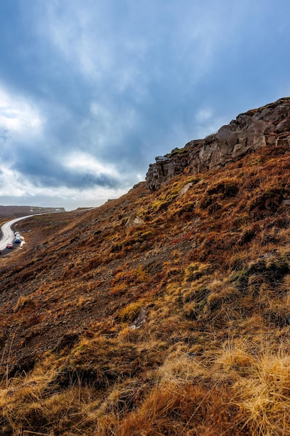 Północne szczyty wzgórz w krajobrazie islandzkim z zamarzniętymi polami lub ziemiami, skalisty łańcuch górski w Islandii. Zwiedzanie spektakularnej przyrody i krajobrazów arktycznych, naturalna trasa malownicza doliny.