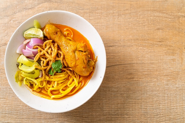 Północno-tajska zupa curry z makaronem z kurczakiem