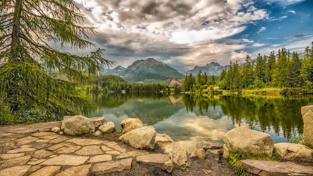 Polodowcowe górskie jezioro Strbske Pleso w Parku Narodowym Wysokie Tatry