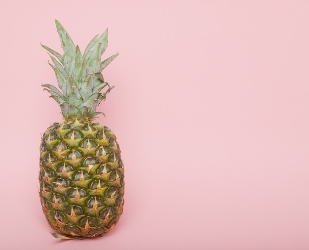 Połowa cięcia soczysty ananas Minimalna koncepcja lato.