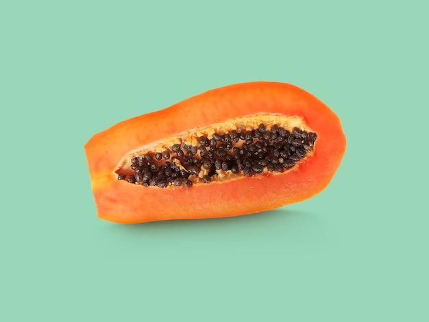 Połowa dojrzałych owoców papai z nasionami na kolorowym tle Apetyczne owoce tropikalne