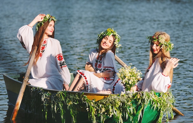 Połowa lata. Młode dziewczyny w strojach ludowych pływają łodzią ozdobioną liśćmi i porostami. Słowiańskie święto Iwana Kupały.