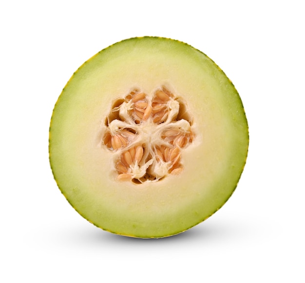 połowa melonu kantaloupowego odizolowana na białym tle