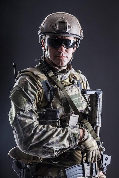 Połowa Portret żołnierza Sił Specjalnych W Mundurze Polowym Z Bronią, Portret Na Czarno