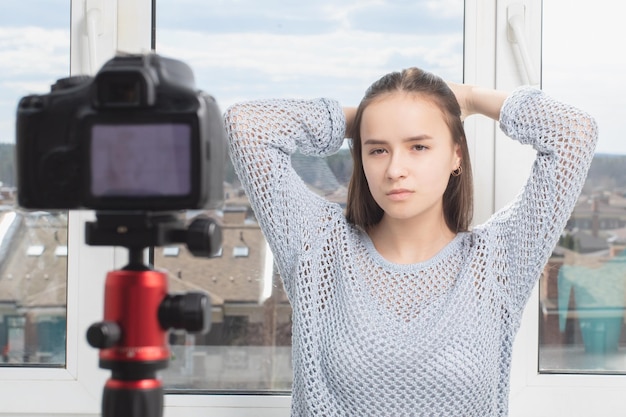 Polowa sesja zdjęciowa Fotografowanie w domu Dziewczyna pozuje do aparatu