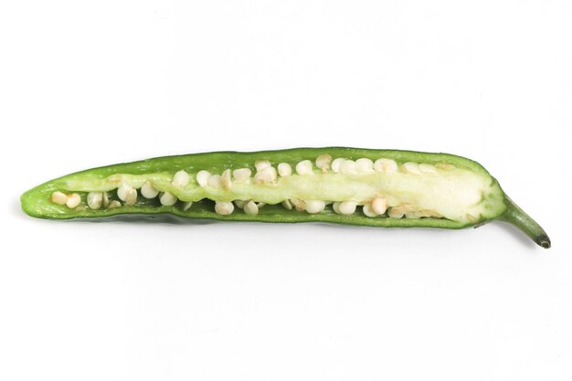 Zdjęcie połowicznie pocięta zielona gorąca papryka chili wyizolowana na białym tle