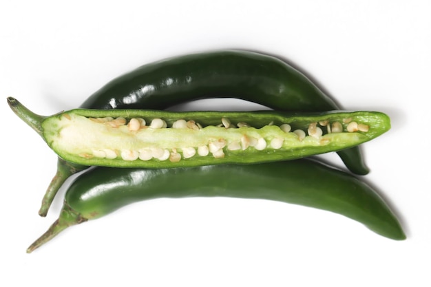 Połowicznie pocięta zielona gorąca papryka chili wyizolowana na białym tle