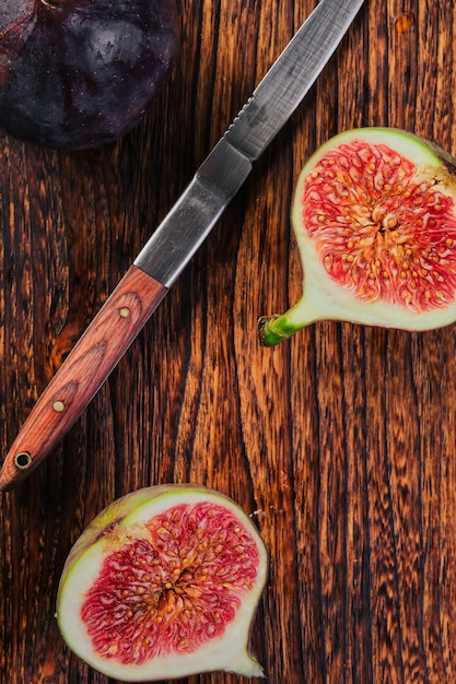 Połówki Fig Na Drewnianym Stole Obok Starego Noża Widok Z Góry Pionowej Ramy Owoców Dojrzałe Owoce Figowe Pomysł Na Dietę śródziemnomorską Na Reklamę
