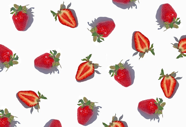 Połóż truskawki na białym tle Widok z góry Płaski wzór leżący słodki czerwony owoc