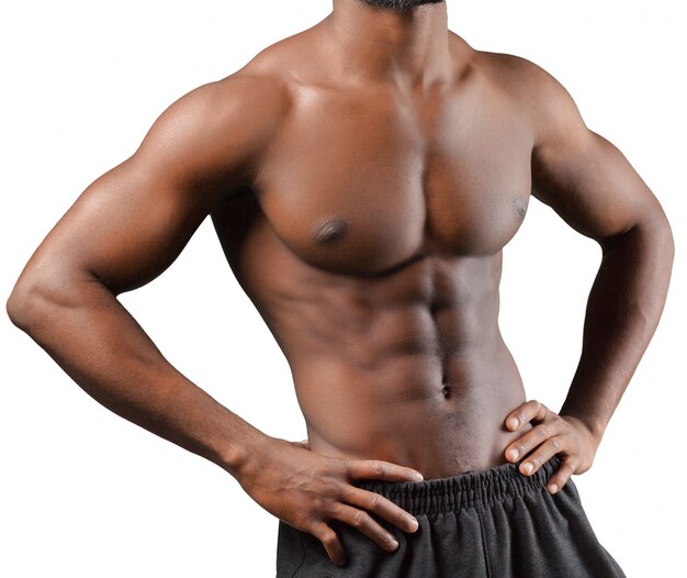 Półpostać muskularny afrykański mężczyzna odizolowywający na bielu