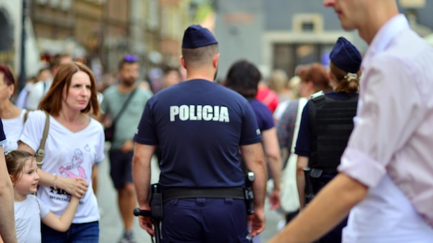 Polscy policjanci w żółtych odblaskowych kurtkach