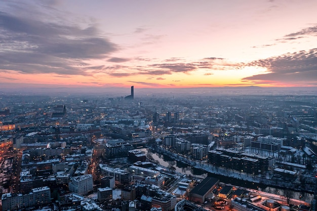 Polskie miasto Wrocław z dużej wysokości o zachodzie słońca piękne niebo