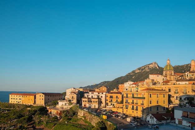 Południe Włoch małe górskie miasteczko o świcie Vietri Piękne wczesne poranki latem Podróż przez starą Europę malownicze krajobrazy Wybrzeże Amalfi Morze Tyrreńskie Miasto Vietri sul Mare