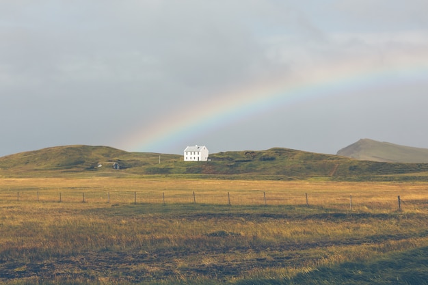 Południowa Islandia krajobraz z tęczą