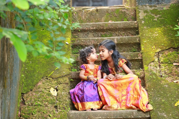 Południowoindyjska Dziewczyna Dzieci Ubrana W Piękną Tradycyjną Sukienkę Z Długą Spódnicą I Bluzką
