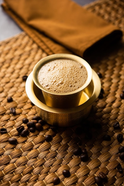Południowoindyjska kawa filtrowana podawana w tradycyjnej filiżance z mosiądzu lub stali nierdzewnej