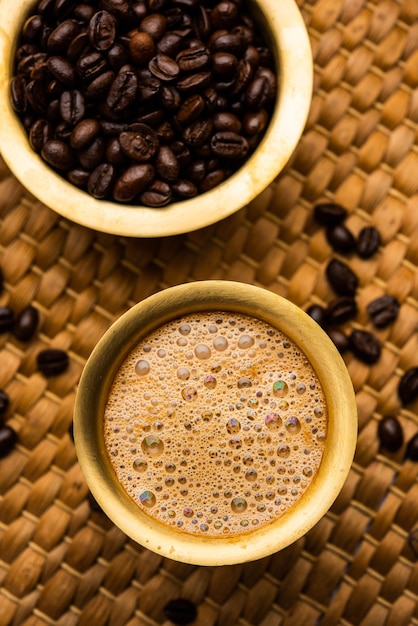 Zdjęcie południowoindyjska kawa filtrowana podawana w tradycyjnej filiżance z mosiądzu lub stali nierdzewnej