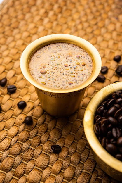 Południowoindyjska kawa filtrowana podawana w tradycyjnej filiżance z mosiądzu lub stali nierdzewnej