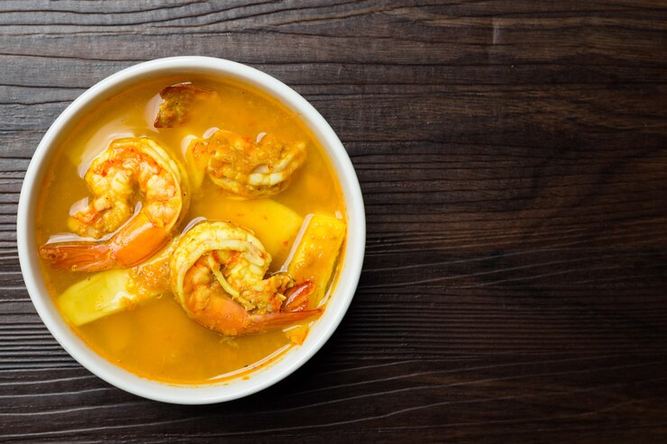 Południowy tajski pikantny kwaśny żółty curry z krewetkami i kokosem