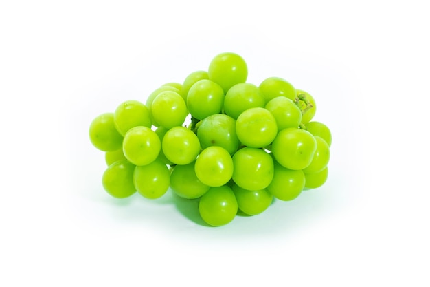 Połysk Muscat winogron na białym tle, zielony winogron.
