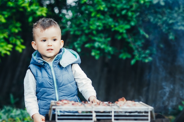 Pomaga Małe Dziecko Na Własnym Grillu Na Grillu