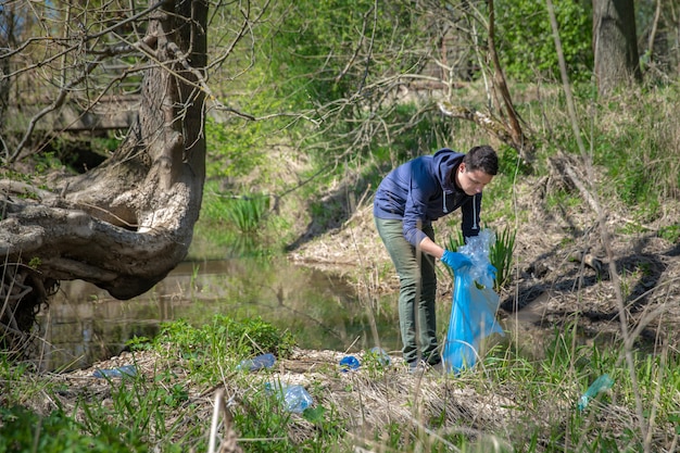 pomagaj ekologii planety, zbierając śmieci w przyrodzie