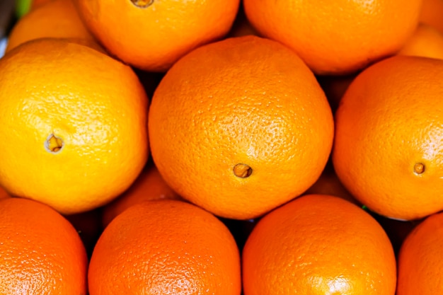 Pomarańcze na blacie zbliżenie