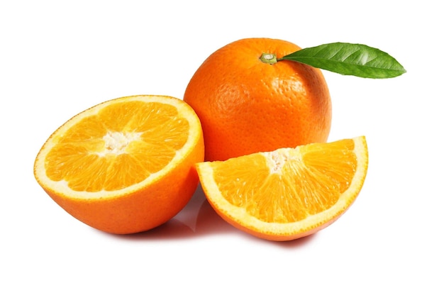 Pomarańcze pokrajać odosobnionego na bielu