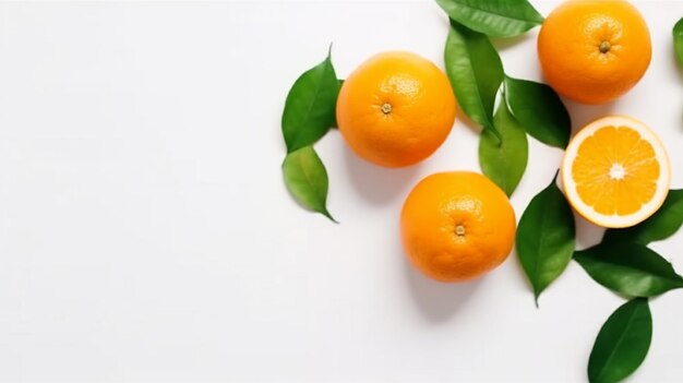 Pomarańcze z zielonymi liśćmi na białym tle