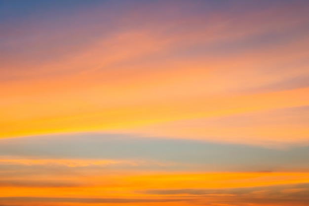 Pomarańczowa chmura i pomarańczowe światło słońca przez chmury i błękitne niebo z miejsca na kopię