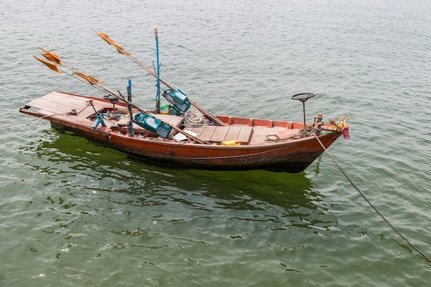 Pomarańczowa drewniana łódź rybacka przy Tajlandia