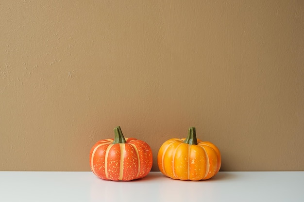Pomarańczowa dynia na stole z miejscem na kopię na tło transparentu Szczęśliwy dzień Halloween Witam październik jesień sezon jesienny Świąteczna koncepcja przyjęcia i wakacji