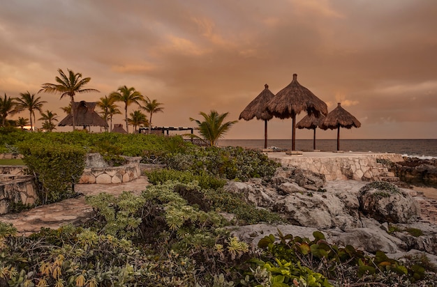 Pomarańczowa Godzina Na Skalistej Plaży Puerto Aventuras W Meksyku Na Riwierze Majów.